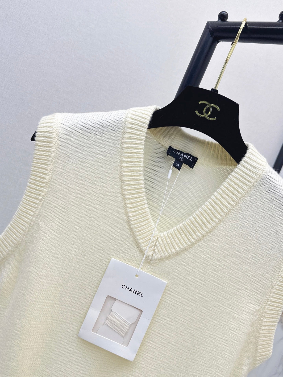 26FW New Métiers d'Art Collection V-Neck Knit Vest 🖤
