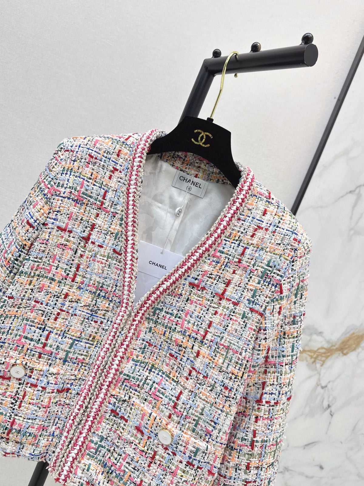 26FW New V-neck knit jacket with contrasting trim 💕