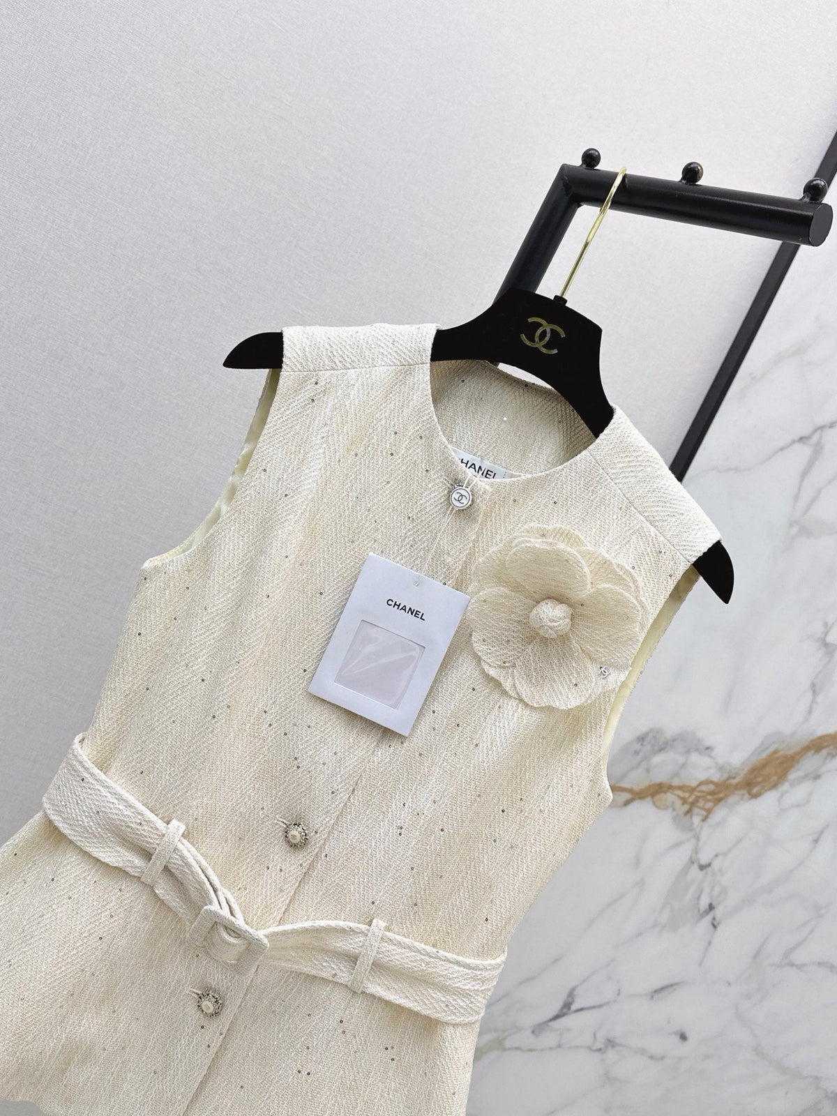 26FW New Sleeveless Knit Vest with 3D Floral Embellishment 🤍