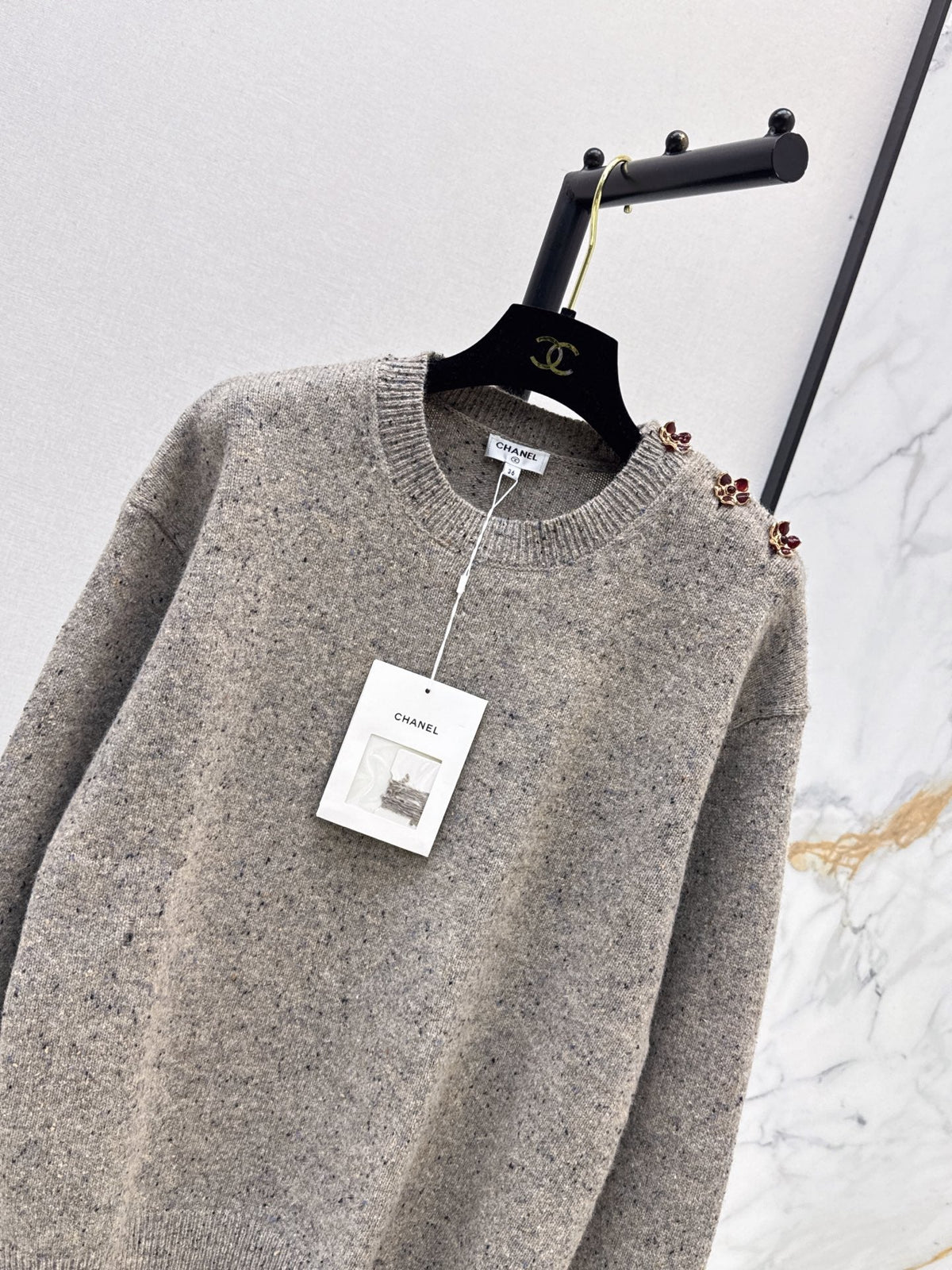 🔥Highest Quality🔥 26FW New Métiers d'Art Collection: Grey heathered pullover sweater featuring 3D camellia shoulder detailing 🩶