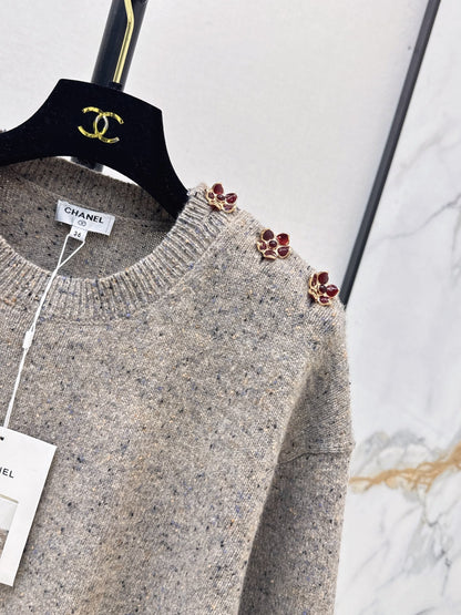 🔥Highest Quality🔥 26FW New Métiers d'Art Collection: Grey heathered pullover sweater featuring 3D camellia shoulder detailing 🩶