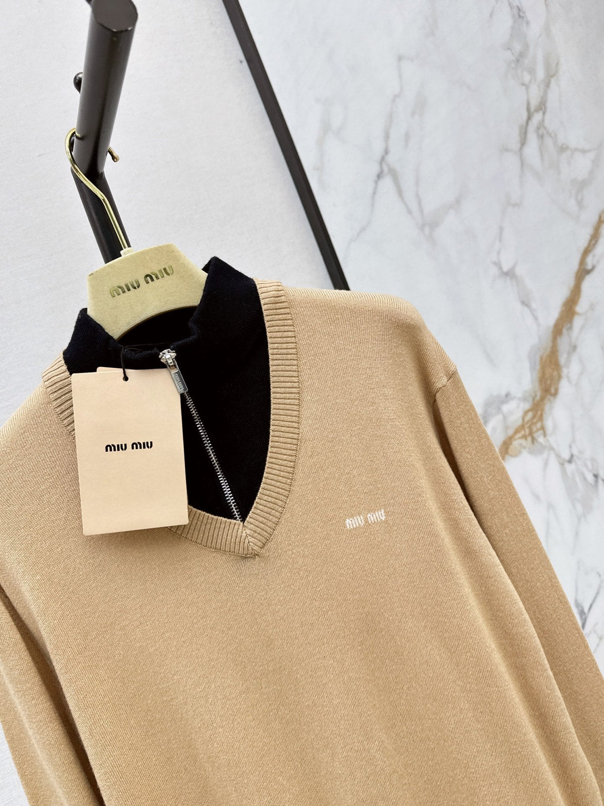 26FW New Color-Block Faux-Layered V-Neck Knit Sweater 🤎
