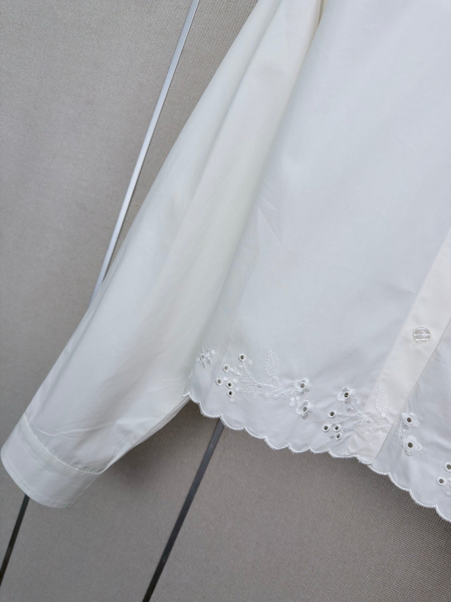 26FW New Cut-out Embroidered Long-Sleeve Shirt with Collar