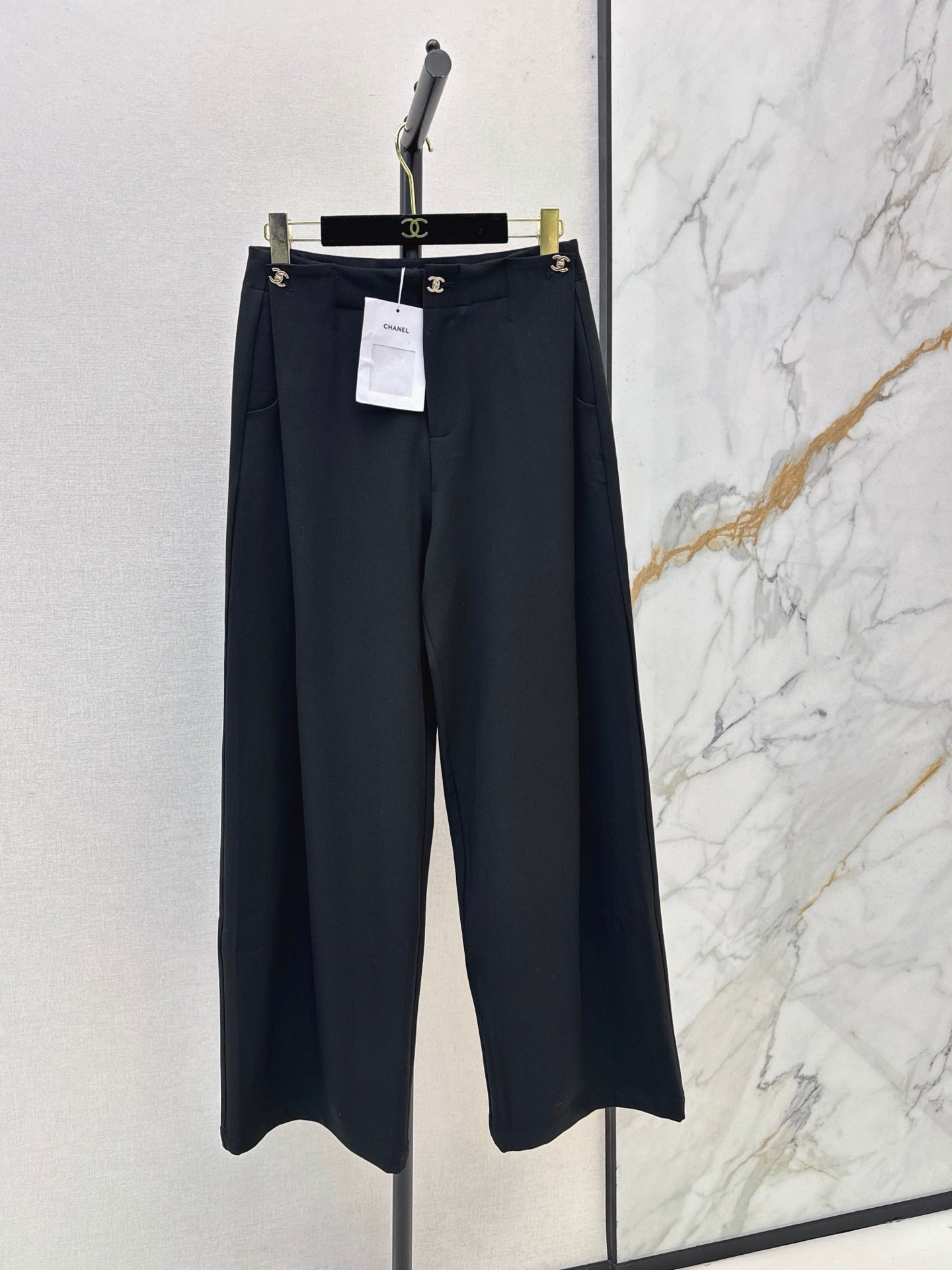 26FW Straight-Leg Wide-Leg Trousers with New Logo Hardware 🖤