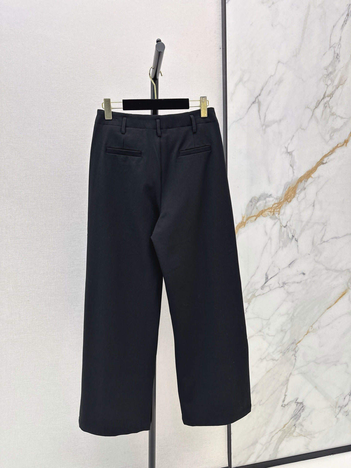 26FW Straight-Leg Wide-Leg Trousers with New Logo Hardware 🖤